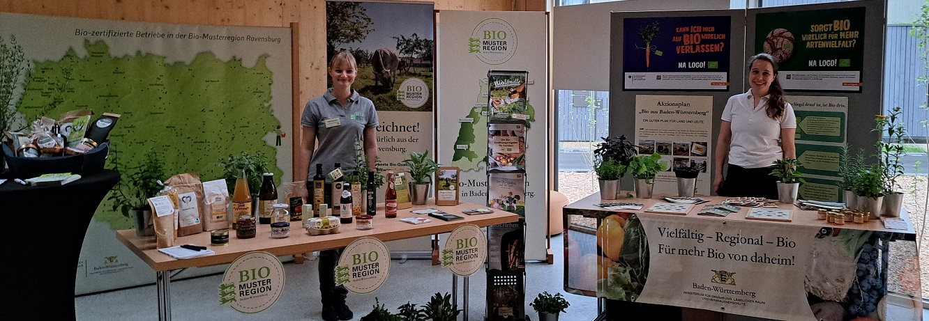 Katharina Eckel und Julia Weller am Stand der Bio-Musterregion Ravensburg bzw. des Ministeriums für Ernährung, ländlichen Raum und Verbraucherschutz